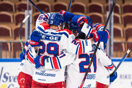 Oskarshamns Lukas Pilö jublar med lagkamrater