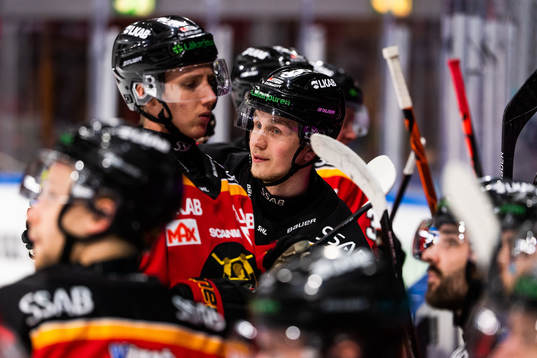 Luleås Jonas Berglund medan domarna videogranskar