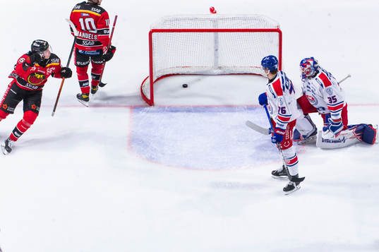 Luleås Carl Mattsson jublar och Oskarshamns målvakt Joe