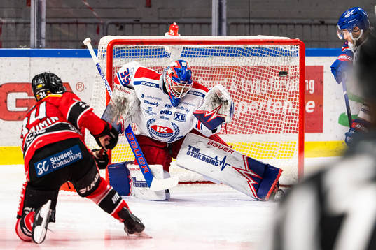 Luleås Brendan Shinnimin skjuter mot Oskarshamns målvakt