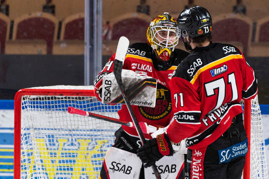 Luleås målvakt Joel Lassinantti och Linus Fröberg jublar