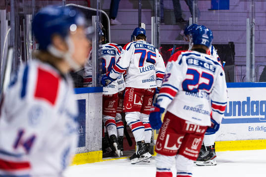 Oskarshamns Emil Martinsen Lilleberg deppar och lämnar isen