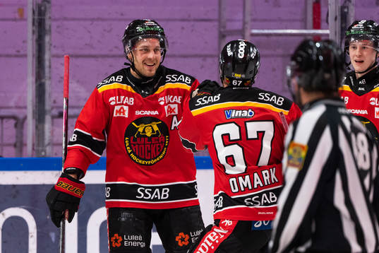 Luleås Juhani Tyrväinen och Linus Omark jublar