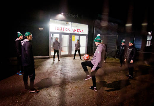 Röglespelarna värmer upp med fotboll