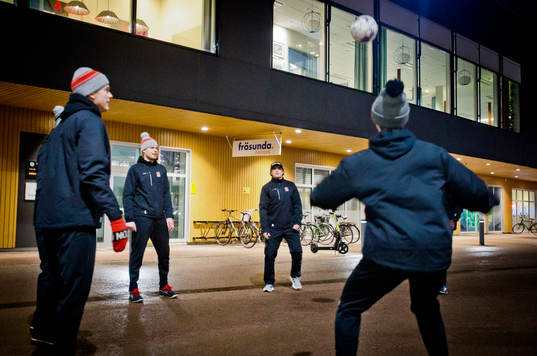Örebros Nick Halloran värmer upp med fotboll