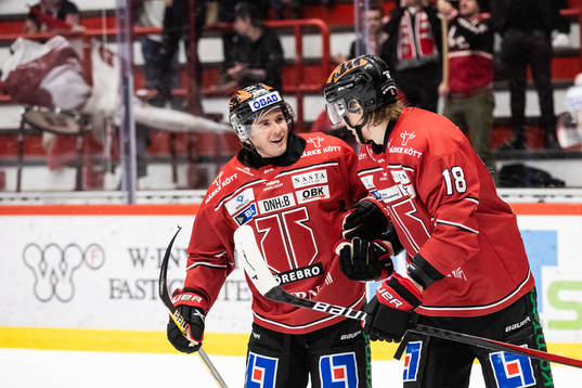 Örebros Nicholas Halloran  och Örebros Rodrigo Abols