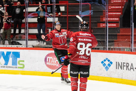 Örebros Rodrigo Abols jublar med Örebros Robin Kovacs