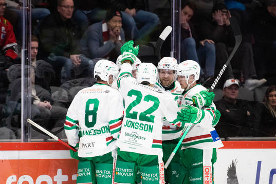 Rögles Oskar Stål Lyrenäs jublar med lagkamrater