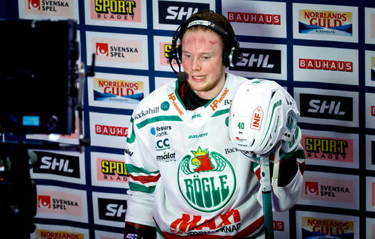 Rögles Oskar Stål Lyrenäs blir intervjuad i paus