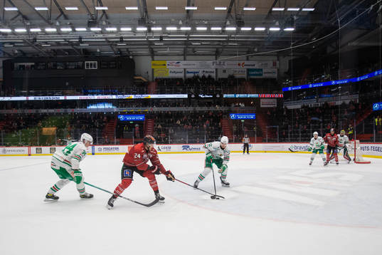 Örebros Jani Lajunen och Rögles Brady Ferguson