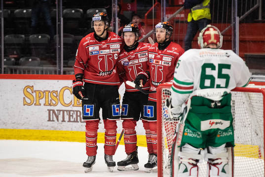 Örebros Linus Öberg (m) jublar med Rodrigo Abols (v) och