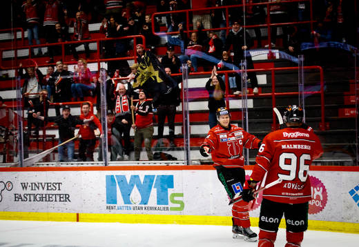 Örebros Rodrigo Abols gör 1-0 och jublar med Robin Kovacs