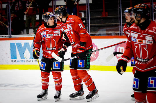 Örebros Rodrigo Abols gör 1-0 och jublar med Nick Halloran