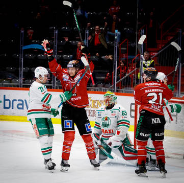 Örebros Rodrigo Abols och Linus Öberg jublar