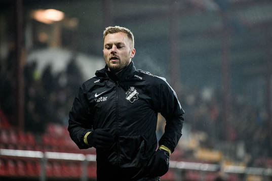 s Sebastian Larsson värmer upp