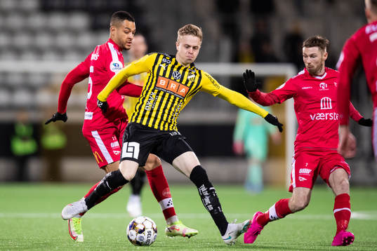 Häckens Tomas Totland mot Fredrikstads Riki Tomas Alba och
