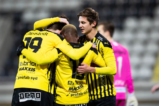 Häckens Leo Bengtsson jublar med lagkamrater