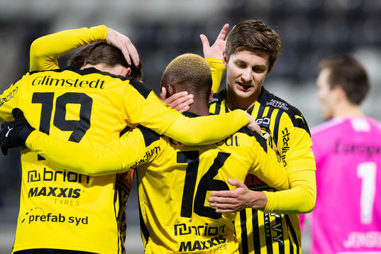 Häckens Leo Bengtsson jublar med lagkamrater