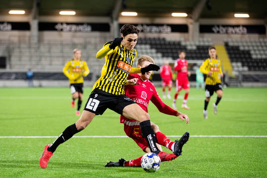 Häckens Filip Trpcevski glidtacklat av Fredrikstads Oscar