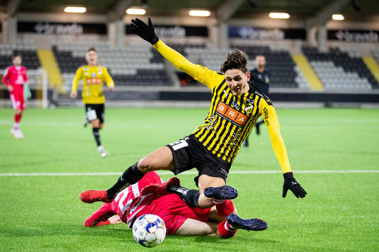 Häckens Filip Trpcevski glidtacklat av Fredrikstads Oscar