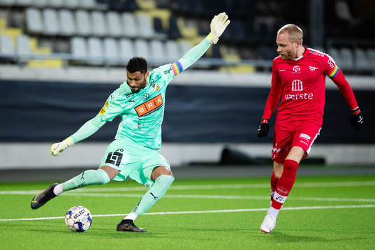 Häckens målvakt Jonathan Ursin Rasheed och Fredrikstads