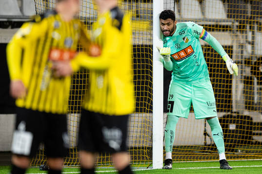 Häckens målvakt Jonathan Ursin Rasheed riktar muren