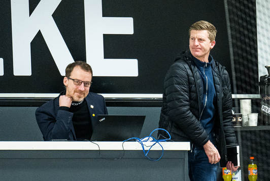 Boston Bruins talangscout Pebben Axelsson (t.h)