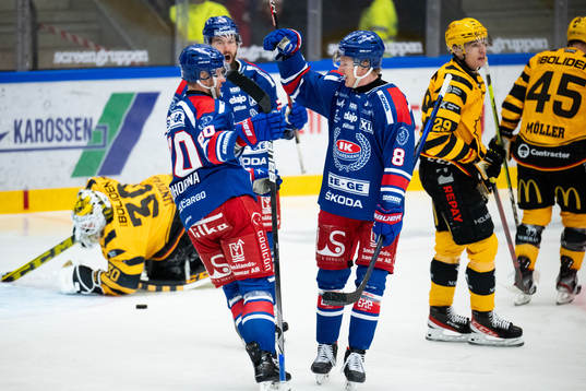 Oskarshamns Fredrik Olofsson jublar ihop med Tomas Zohorna