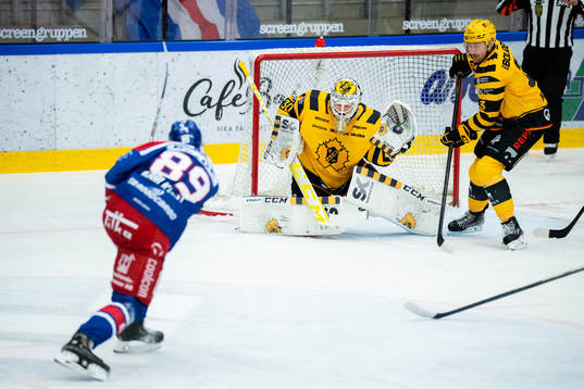 Oskarshamns Patrik Karlkvist och Skellefteås målvakt