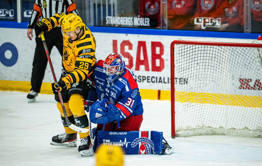 Skellefteås Albin Sundsvik och Oskarshamns målvakt Tim