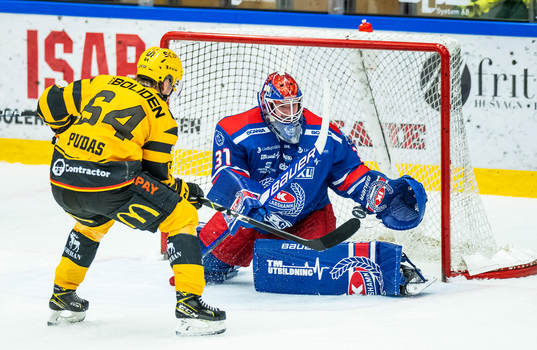 Skellefteås Jonathan Pudas och Oskarshamns målvakt Tim
