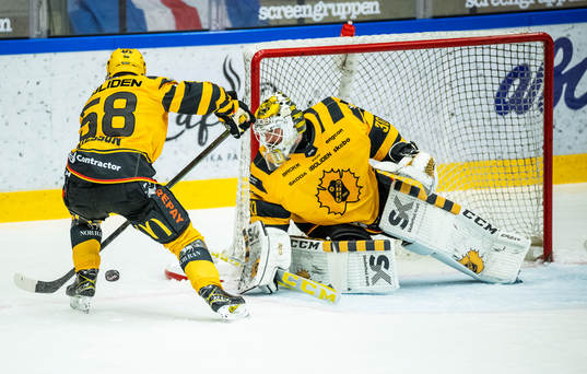 Skellefteås Oskar Nilsson och målvakt Gustaf Lindvall