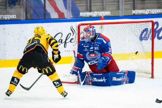 Skellefteås Rickard Hugg gör 2-2 målet bakom Oskarshamns