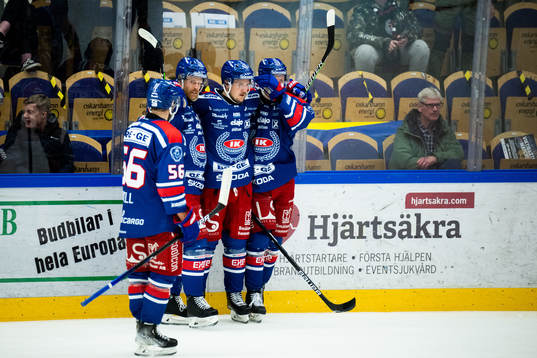 Oskarshamns Patrik Karlkvist jublar med lagkamrater