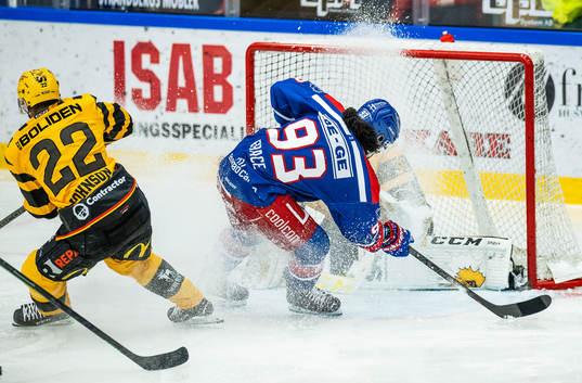 Skellefteås Jonathan Johnsson och målvakt Gustaf Lindvall