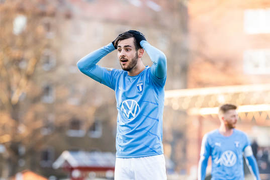 Malmö FFs Adi Nalic reagerar på ett domslut