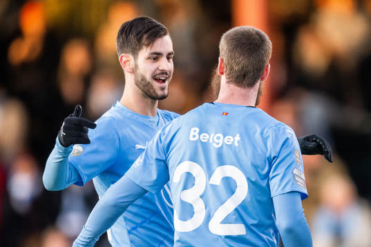 Malmö FFs Adi Nalic jublar med målskytten till 1-0 Jo