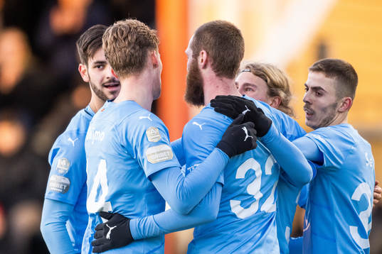 Malmö FFs Jo Inge Berget (mitten) jublar med lagkamrater