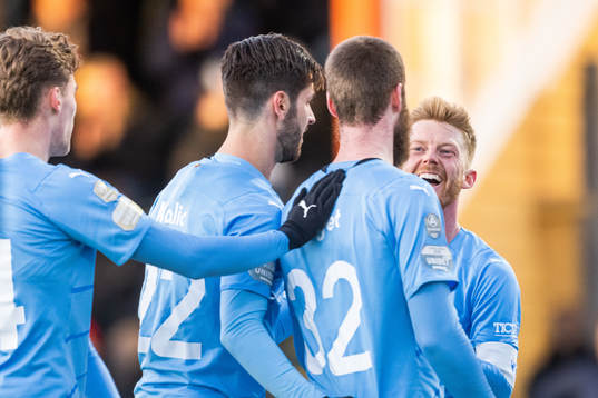 Malmö FFs Jo Inge Berget (mitten) jublar med Adi Nalic och