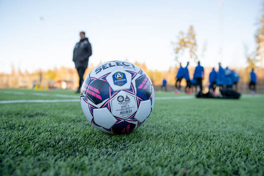 En boll med Allsvenskans logga