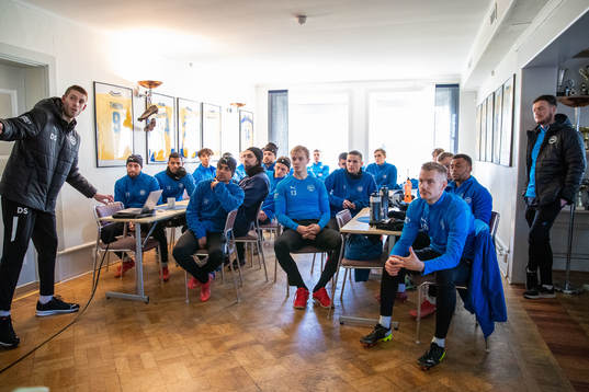 Värnamos spelare med Freddy Winsth längst fram, och