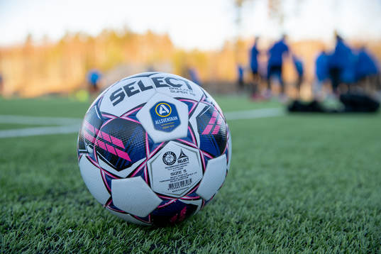 En boll med Allsvenskans logga