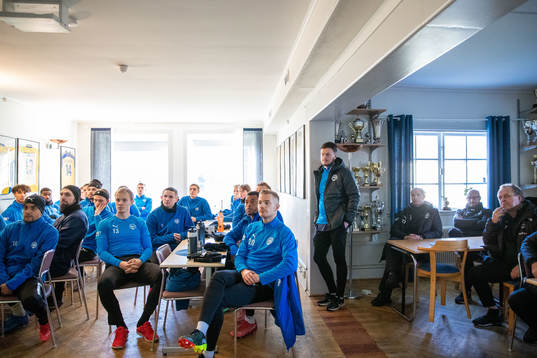 Värnamos spelare med Freddy Winsth längst fram, tränare