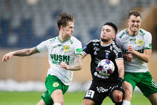 Hammarbys Fredrik Hammar och Richard Magyar i kamp om