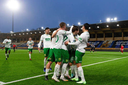 Hammarbys spelare jublar med Aziz Harabi