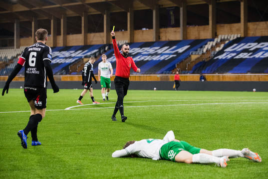 Domaren ger gult kort till Sirius Marcus Mathisen och