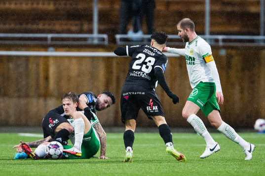 Hammarbys Fredrik Hammar och Sirius Edi Sulisufay i kamp om