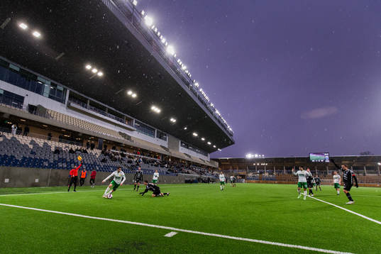 Linjedomaren vinkar för offside