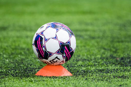 En fotboll på en kon innan träningsmatchen i fotboll