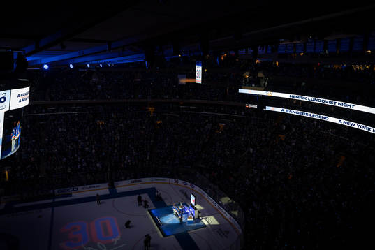 Henrik Lundqvist får sin tröja hissade i Madison Square